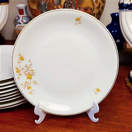 Pratos de sobremesa em porcelana Renner.