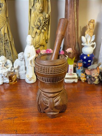 Antigo pilão esculpido em madeira nobre.