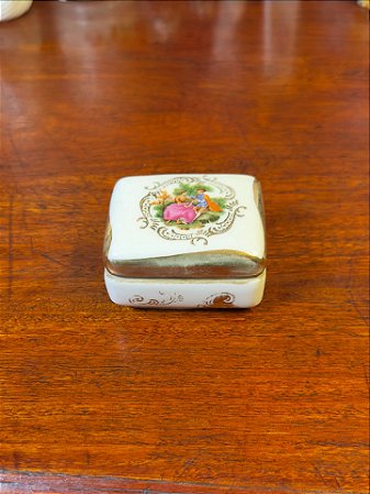 Delicada caixinha em antiga porcelana.