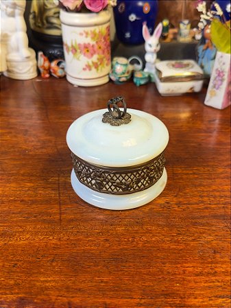 Antigo porta-joias em opalina