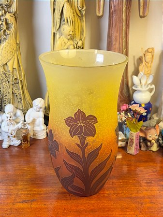 Antigo vaso revestido em pasta de vidro.