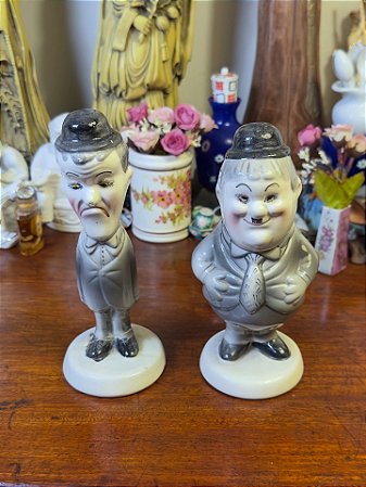 Par de antigas esculturas em porcelana.