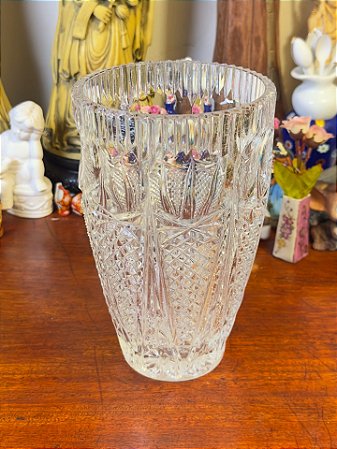 Elegante vaso em cristal com lapidação.