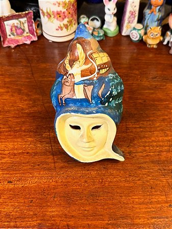 Máscara decorativa em porcelana fria.