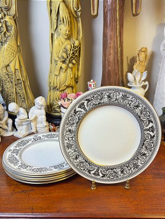 Pratos de sobremesa em porcelana Wedgwood.