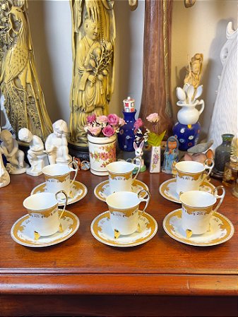 Conjunto de xicaras para café em porcelana.