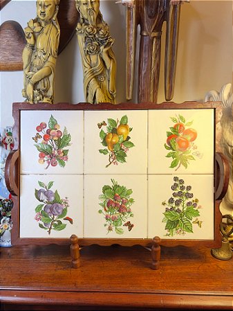 Antiga bandeja em azulo e madeira.