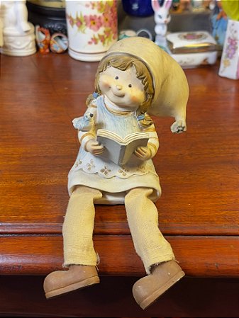 Bonequinha em cerâmica perna de pano.