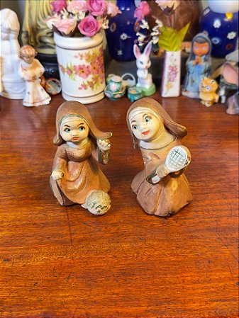 Par de pequenas Freiras em cerâmica.