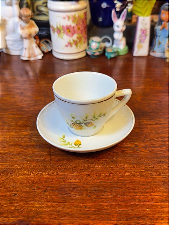 Xícara de café em antiga porcelana Pozzani.
