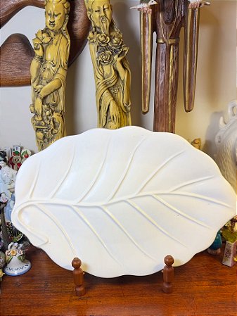 Travessa folha em cerâmica esmaltada.