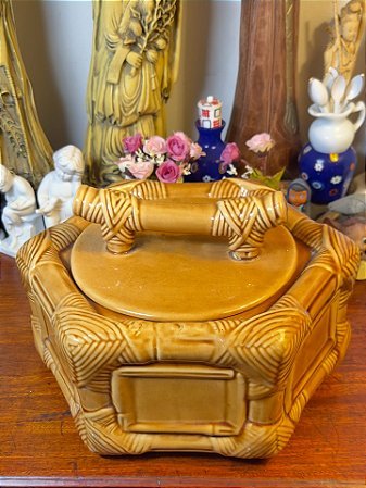 Antiga caixa em cerâmica esmaltada.