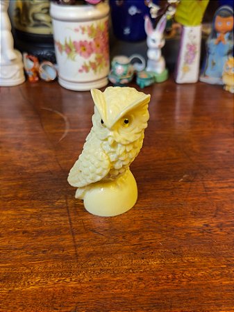 Corujinha em resina.