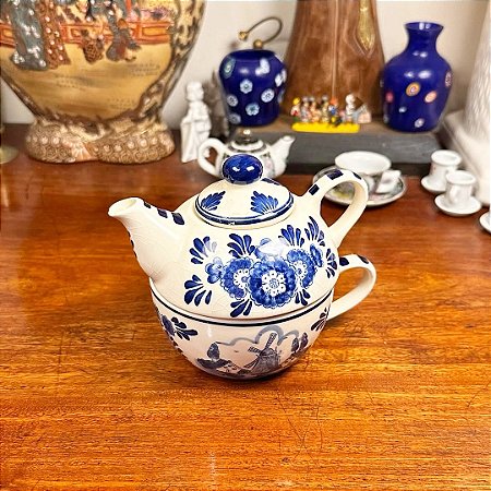 Conjunto clássico de bule e xícara em porcelana.