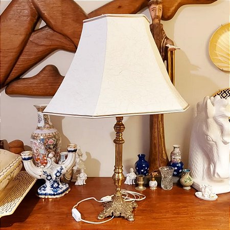 Antigo abajur com base em bronze.