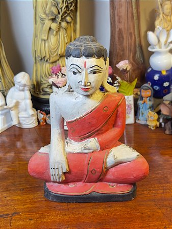 Escultura Deusa tailandesa em madeira.