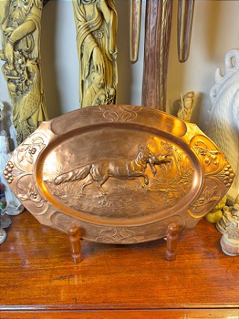 Placa decorativa de parede em metal.