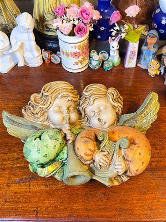 Escultura de querubins de parede.