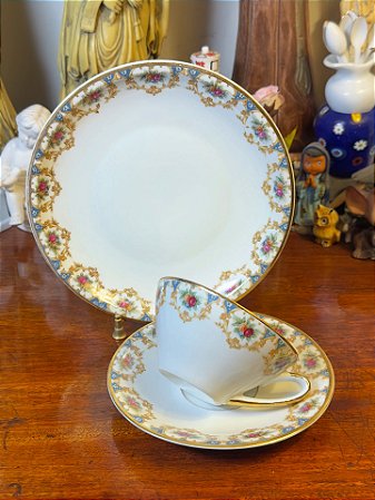 Conjunto de xícara e prato em porcelana Real.