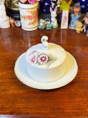 Elegante manteigueira em porcelana Schmidt.