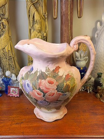 Jarro de cerâmica com pintura floral artesanal.