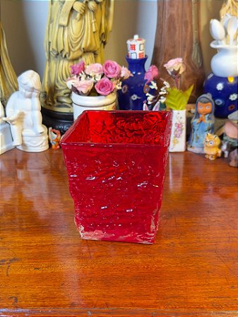 Vaso em vidro na cor vermelho-rubi.