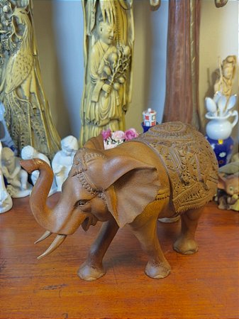 Elefante talhado em madeira.