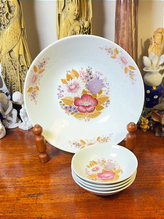 Conjunto de sobremesas em porcelana Real.