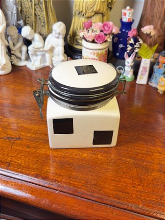 Pote em cerâmica com tampa hermética.