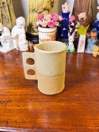 Caneca em cerâmica em estilo singular.