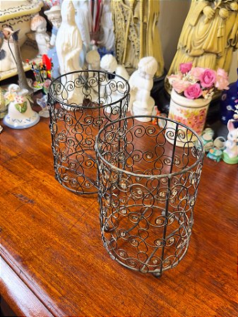 Par de porta-garrafas em metal.