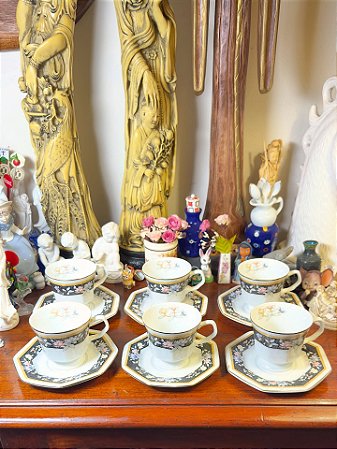 Conjunto com 6 xícaras de chá em porcelana.