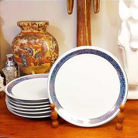 Antigos pratos rasos em porcelana Real.