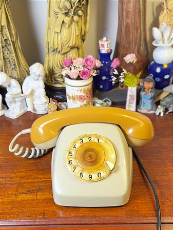 Antigo telefone de disco Cetel.