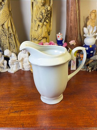 Leiteira em porcelana branca.