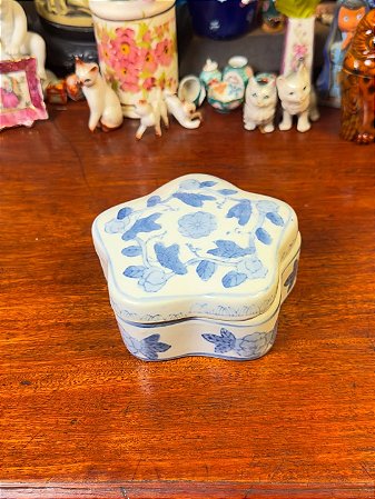 Caixa em antiga porcelana chinesa.