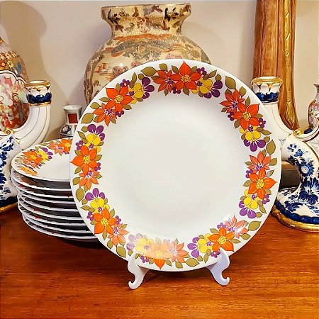 Pratos fundos em porcelana Renner.