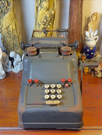 Antiga calculadora de mesa.