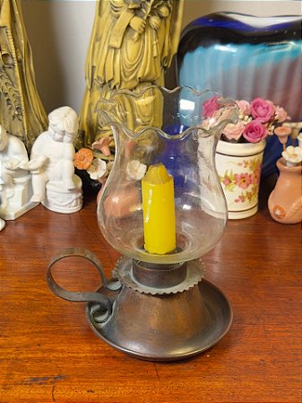 Castiçal palmatória com cúpula em vidro.