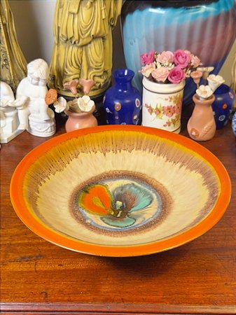 Fruteira com pé em cerâmica esmaltada.