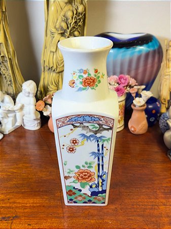 Vaso em antiga porcelana japonesa.