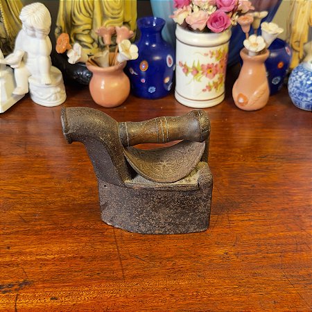 Ferro de passar antigo à carvão.