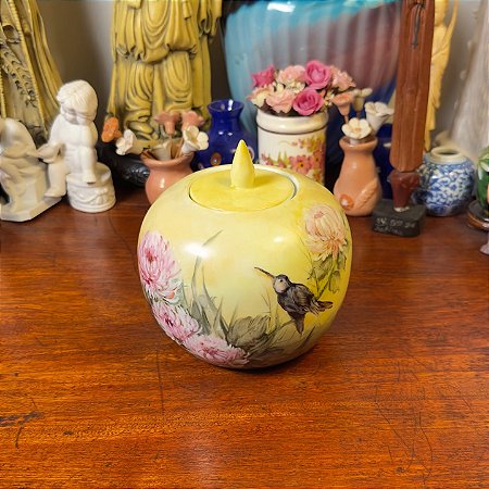 Antigo potiche com tampa cônica.