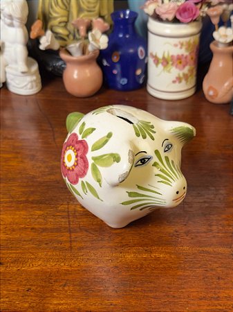 Cofrinho de porquinho em cerâmica.