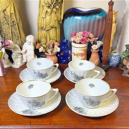 Xícara de chá em porcelana Utinga.