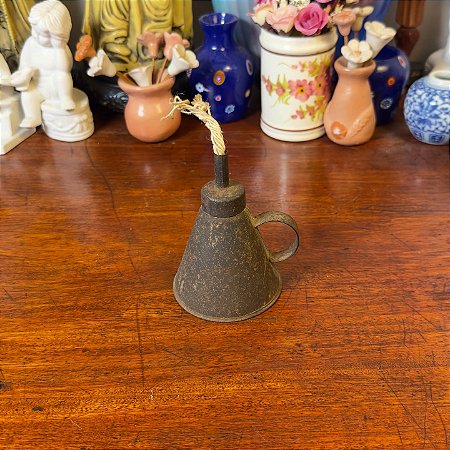 Antiga lamparina em metal palmatória.