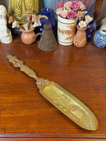 Antiga espátula decorativa em bronze.
