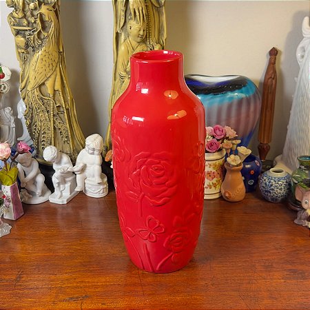 Vaso de cerâmica vermelho-coral.