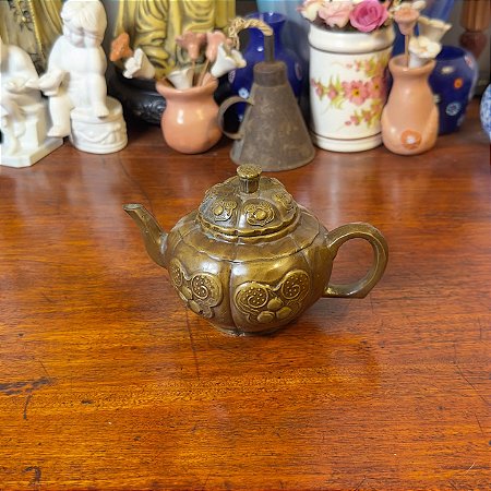 Pequeno bule decorativo oriental em bronze.