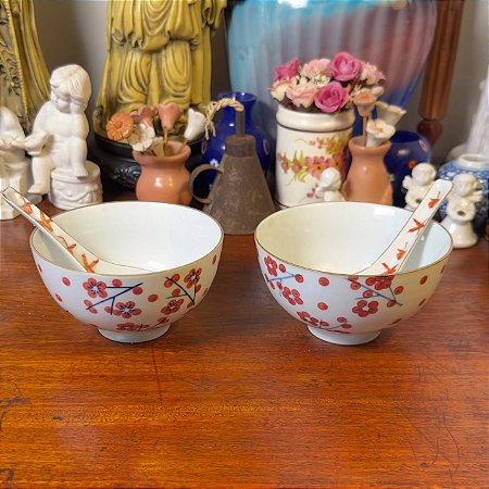 Par de tigelinhas orientais em porcelana.